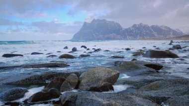Plaj Norveç Denizi fiyort kar ile kışın buzlu. Utakliev beach, Lofoten Adaları, Norveç