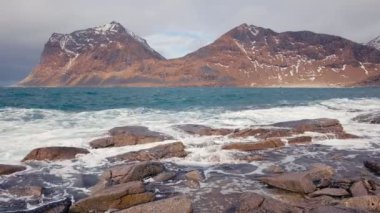 Norveç Denizi fiyort kışın kayalık kıyıları. Lofoten Adaları, Norveç