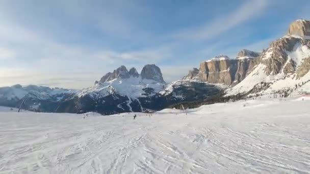 第一人称视角Fpv第一人称视角Pov高山滑雪白云石 滑雪场与意大利的多洛美人一起滑雪场 Ski区Belvedere 意大利Canazei — 图库视频影像