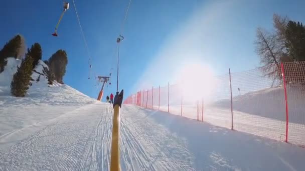 Ego View Fpv Standpunkt Pov Seilbahnskilift Aufstieg Zum Alpinen Skifahren — Stockvideo
