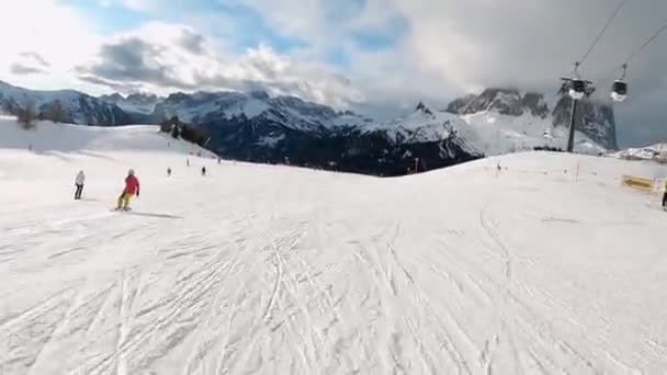 第一人称视角Fpv第一人称视角Pov高山滑雪白云石 滑雪场与意大利的多洛美人一起滑雪场 Ski区Belvedere 意大利Canazei — 图库视频影像
