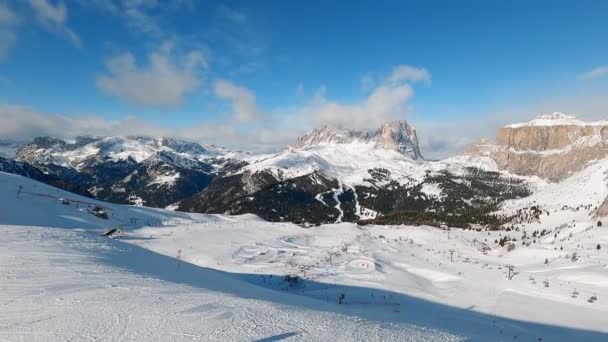イタリアのドロマイトでスキーをする人々とスキーリゾートを眺める ベルヴェデーレのスキー場 カナイア イタリア 横カメラ — ストック動画