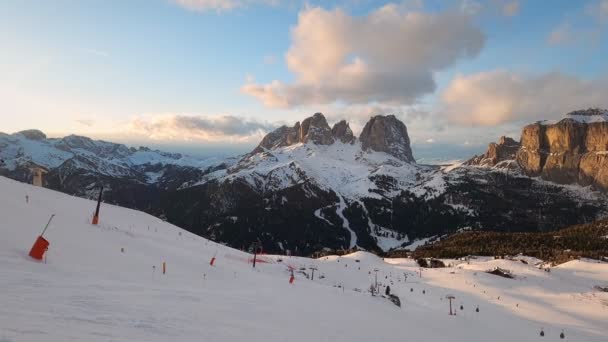 Άποψη Χιονοδρομικού Κέντρου Ανθρώπους Που Κάνουν Σκι Δολομίτες Στην Ιταλία — Αρχείο Βίντεο