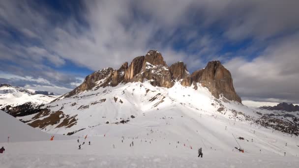 イタリアのドロマイトでスキーをする人々とスキーリゾートのタイムラプス — ストック動画