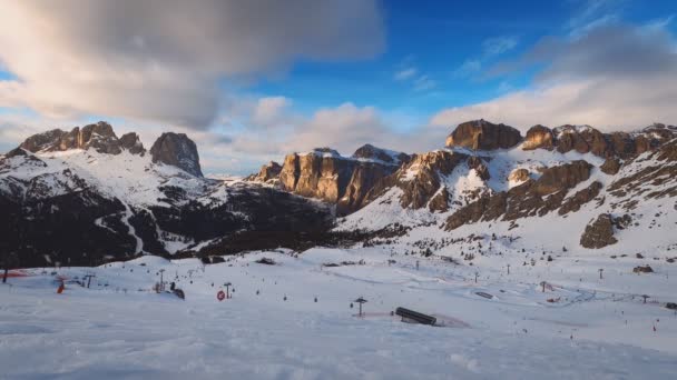 Timelapse Skidort Pist Med Människor Skidåkning Dolomiterna Italien Solnedgången Skidområdet — Stockvideo