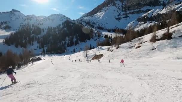 一人称視点ドロマイトのアルペンスキーの視点のFpv一人称視点 イタリアのドロミテでスキーをする人々とスキーリゾートのスキー場 スキー場ベルヴェデーレ イタリアのカナゼイ — ストック動画
