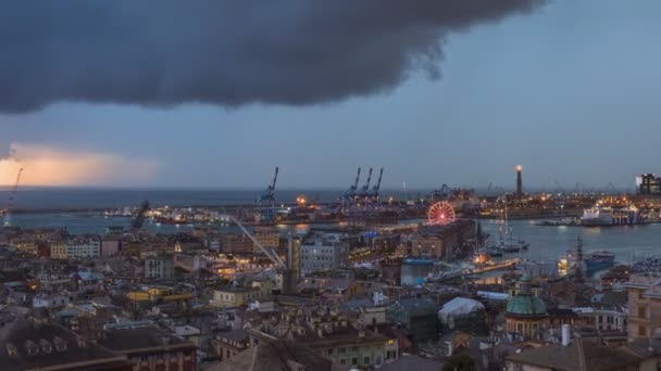 イタリアのジェノヴァ港 ジェノヴァ の夜のタイムラプス 雷雨の港クレーンと工業地帯 ジェノヴァ イタリア カメラ 効果的にズーム — ストック動画