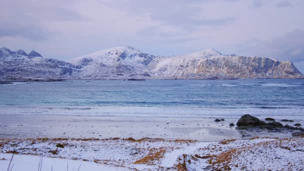 Βραχώδη Ακτή Του Φιόρδ Της Νορβηγίας Στη Θάλασσα Χειμώνα Χιόνι — Αρχείο Βίντεο