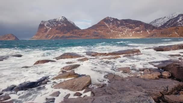 冬のノルウェー海のフィヨルドの岩の海岸 ノルウェーのロフォーテン諸島 — ストック動画