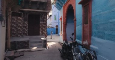 Sokak ve ünlü Mavi Şehir Jodhpur 'un boyalı evleri. Jodhpur, Rajasthan, Hindistan.