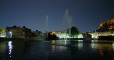 Gece Jodhpur: çeşmeli göl manzarası ve Mehrangarh Kalesi. Rajasthan, Hindistan. Yatay kamera görüntüleme