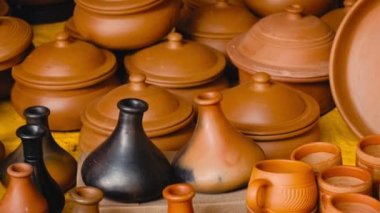 El yapımı tencere, kavanoz, seramik ürünler, Udaipur, Rajasthan, Hindistan 'da hediyelik eşya sergisi.