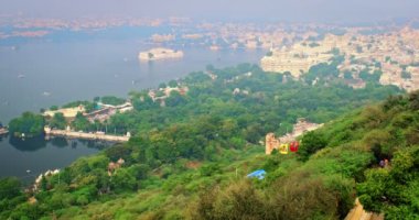 Lake Palace (Jag Niwa) ve şehir sarayı ve teleferik halatı ile Pichola Gölü 'nün havadan görüntüsü. Udaipur, Rajasthan, Hindistan
