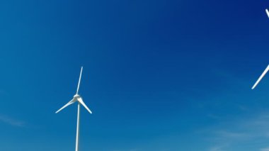 Yeşil yenilenebilir alternatif enerji kavramı - rüzgar jeneratörü gökyüzünde elektrik üreten türbinler. Yatay kamera tavası