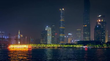 Turistik tekne ile Pearl Nehri üzerinde Guangzhou şehir manzarası silueti akşam aydınlatılmış. Guangzhou, Çin