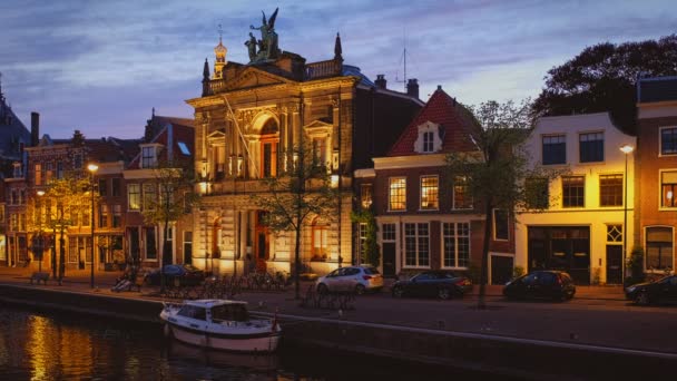 Muelle Haarlem Del Río Spaarne Por Noche Con Edificios Medievales — Vídeos de Stock