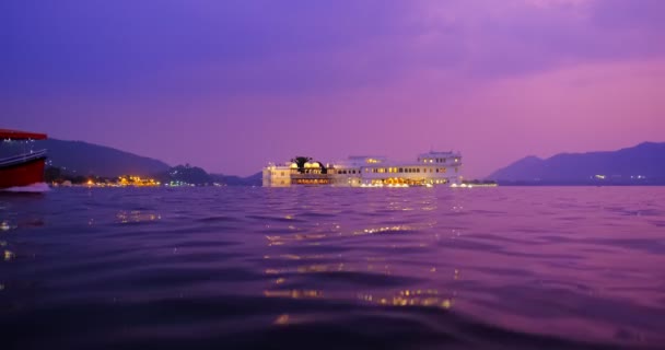 Знаменитый Роскошный Дворец Озера Удайпур Нивас Острове Озере Пичола Закате — стоковое видео