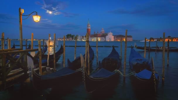 浪漫假期威尼斯旅行背景 圣马克广场 San Marco 旁边的威尼斯泻湖中的贡多拉 Gondolas 背景是意大利威尼斯的圣乔治 迪马焦雷教堂 — 图库视频影像