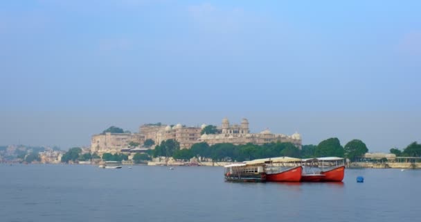 乌代普尔宫从皮科拉湖上移动的小船上眺望 豪华宫殿是拉贾斯坦邦梅瓦尔王朝统治者的拉贾普建筑和著名的印度旅游地标 难以置信的印度传统 — 图库视频影像