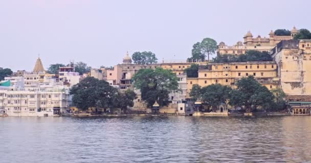 Udaipur Lal Ghat和豪华的Udaipur市政厅用旅游船俯瞰Pichola湖 梅瓦尔王朝统治者的拉杰普特建筑 印度的旅游地标难以置信的印度水平摄像盘 — 图库视频影像