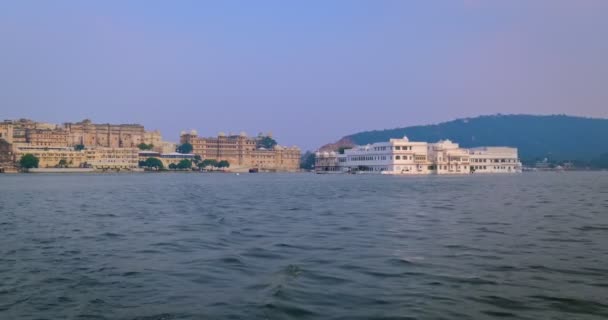 Вид Городской Дворец Удайпур Движущейся Лодки Озере Пичола Роскошный Дворец — стоковое видео