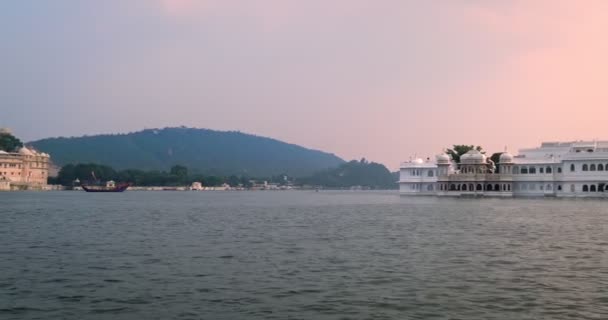 Udaipur City Palace Vista Barca Movimento Sul Lago Pichola Palazzo — Video Stock