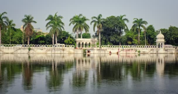 インドの白い都市ウディプールにあるDronacharya Eklavyaパーク 緑の公園は 花や花 ラジプト建築様式で人気のあるレクリエーションスポットです ラジャスタンの有名な観光地 — ストック動画