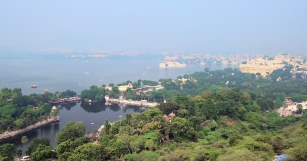 从缆车缆绳道上鸟瞰皮科拉湖全景 有贾曼迪尔湖花园宫 贾尼瓦湖宫和城市宫 Udaipur Rajasthan India 横向跟踪射击 — 图库视频影像