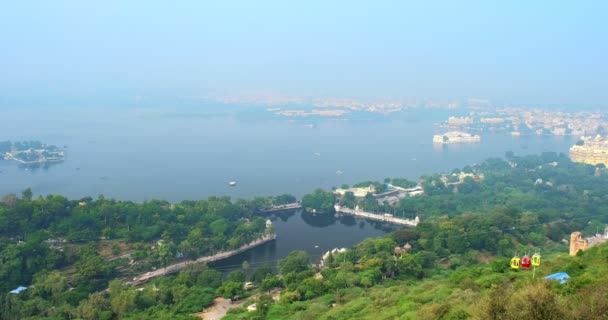 毕霍拉湖空中全景 有雅格曼德尔湖花园宫 雅格尼亚斯湖宫 城市宫和缆车缆绳道 Udaipur Rajasthan India 缆车后面的水平摄像盘 — 图库视频影像