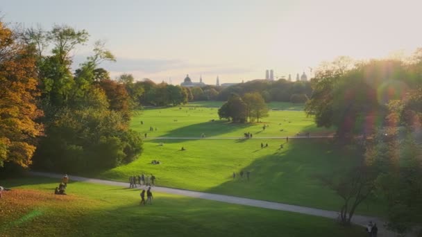 Otoño Dorado Octubre Famoso Parque Munich Jardín Inglés Con Hojas — Vídeo de stock