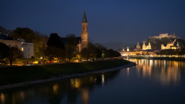 Vista Nocturna Ciudad Salzburgo Catedral Casco Antiguo Altstadt Iglesia Hohensalzburg — Vídeos de Stock