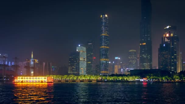 广州城市景观天际线在珠江与旅游船照亮在晚上 — 图库视频影像