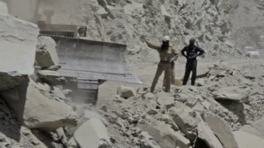 HIMACHAL PRADESH, Hindistan - 30 HAZİRAN 2012: Himalayalar 'daki heyelan sonrasında buldozer dağ yolunu temizledi.