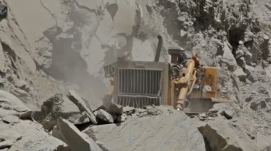 HIMACHAL PRADESH, Hindistan - 30 HAZİRAN 2012: Himalayalar 'daki heyelan sonrasında buldozer dağ yolunu temizledi.