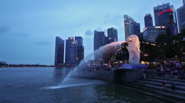 Singapur - 1 Ocak 2014: gece görünümü Singapur Merlion Marina Singapur skyline karşı koy. Merlion tanınmış turistik simgesine, maskot ve Singapur Ulusal kişileştirme olduğunu