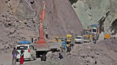 LADAKH, INDIA - 10 EPTEMBER 2011: Ulusal Otoyol 1D Srinagar-Leh Otoyolu üzerindeki Himalayalar 'da yol yapımı