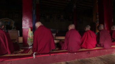 Disk, Hindistan - 12 Eylül 2012: Tibetli Budist keşişler Diskit Gompa 'da dua ediyorlar. Diskit gompa, Hindistan 'ın Nubra Vadisi' ndeki en eski ve en büyük Budist manastırı.