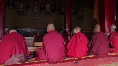 DisKIT, INDIA - 12 Eylül 2012: Tibetli Budist rahipler Diskit gompa 'da dua ediyor ve mantralar söylüyor. Diskit gompa, Hindistan 'ın Nubra Vadisi' ndeki en eski ve en büyük Budist manastırı.