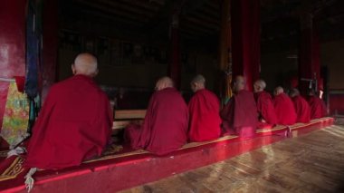 Disk, Hindistan - 12 Eylül 2012: Tibetli Budist keşişler Diskit Gompa 'da dua ediyorlar. Diskit gompa, Hindistan 'ın Nubra Vadisi' ndeki en eski ve en büyük Budist manastırı.