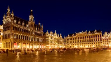 BRÜKSEL, BELGIUM - 31 Mayıs 2018: Grote Markt (Grand Place) Meydanı turistlerle dolu. Brüksel, Belçika