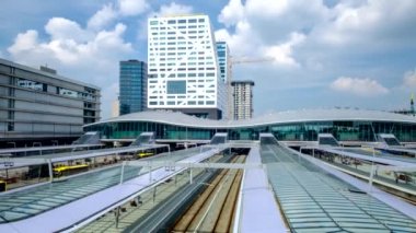 UTRECHT, NETHERLANDS - 25 Mayıs 2018: Utrecht otobüs ve tren istasyonları Utrecht Centraal 'daki trafiğin zamanlaması. Utrecht, Hollanda. Kamera pan efekti