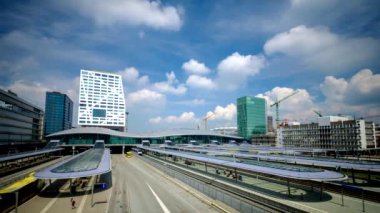 UTRECHT, NETHERLANDS - 25 Mayıs 2018: Utrecht otobüs ve tren istasyonları Utrecht Centraal 'daki trafiğin zamanlaması. Utrecht, Hollanda.