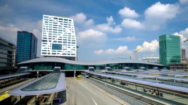 UTRECHT, NETHERLANDS - 25 Mayıs 2018: Utrecht otobüs ve tren istasyonları Utrecht Centraal 'daki trafiğin zamanlaması. Utrecht, Hollanda. Kamera pan efekti