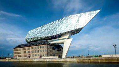 ANTWERP, BELGIUM - 27 Mayıs 2018: Ünlü Zaha Hadid Mimarlar tarafından tasarlanan Porthuis liman idaresi evinin (Timelapse)