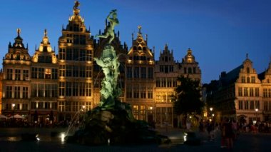 ANTWERP, BELGIUM - 26 Mayıs 2018: Antwerp Grote Markt Meydanı ünlü Brabo heykeli ve fıskiyesi gece ve eski evler aydınlatıldı. Antwerp, Belçika