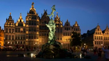 ANTWERP, BELGIUM - 26 Mayıs 2018: Antwerp Grote Markt Meydanı ünlü Brabo heykeli ve fıskiyesi gece ve eski evler aydınlatıldı. Antwerp, Belçika