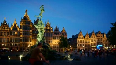 ANTWERP, BELGIUM - 26 Mayıs 2018: Antwerp Grote Markt Meydanı ünlü Brabo heykeli ve fıskiyesi gece ve eski evler aydınlatıldı. Antwerp, Belçika