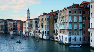 VENICE, İtalya - 27 Haziran 2018: Günbatımında tekne ve gondollu Grand Canal, Venedik, İtalya