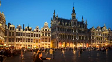 BRÜKSEL, BELGIUM - 31 Mayıs 2018: Grote Markt (Grand Place) Meydanı geceleri aydınlanan turistlerle dolu. Brüksel, Belçika