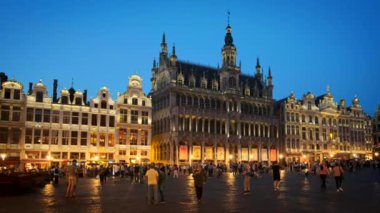 BRÜKSEL, BELGIUM - 31 Mayıs 2018: Grote Markt (Grand Place) Meydanı geceleri aydınlanan turistlerle dolu. Bruxelles, Belçika. Yatay kameralı.